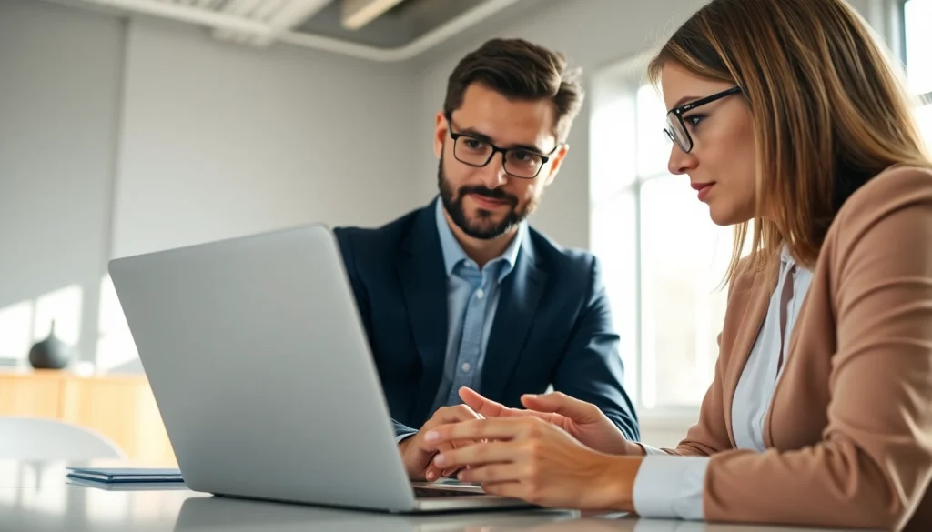 카드 한도 현금화 전문가가 고객과 상담하는 모습